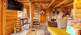 Cabin 'Naturstammhaus Almhütte' with Mountain View, Private Terrace and Wi-Fi