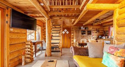 Cabin 'Naturstammhaus Almhütte' with Mountain View, Private Terrace and Wi-Fi