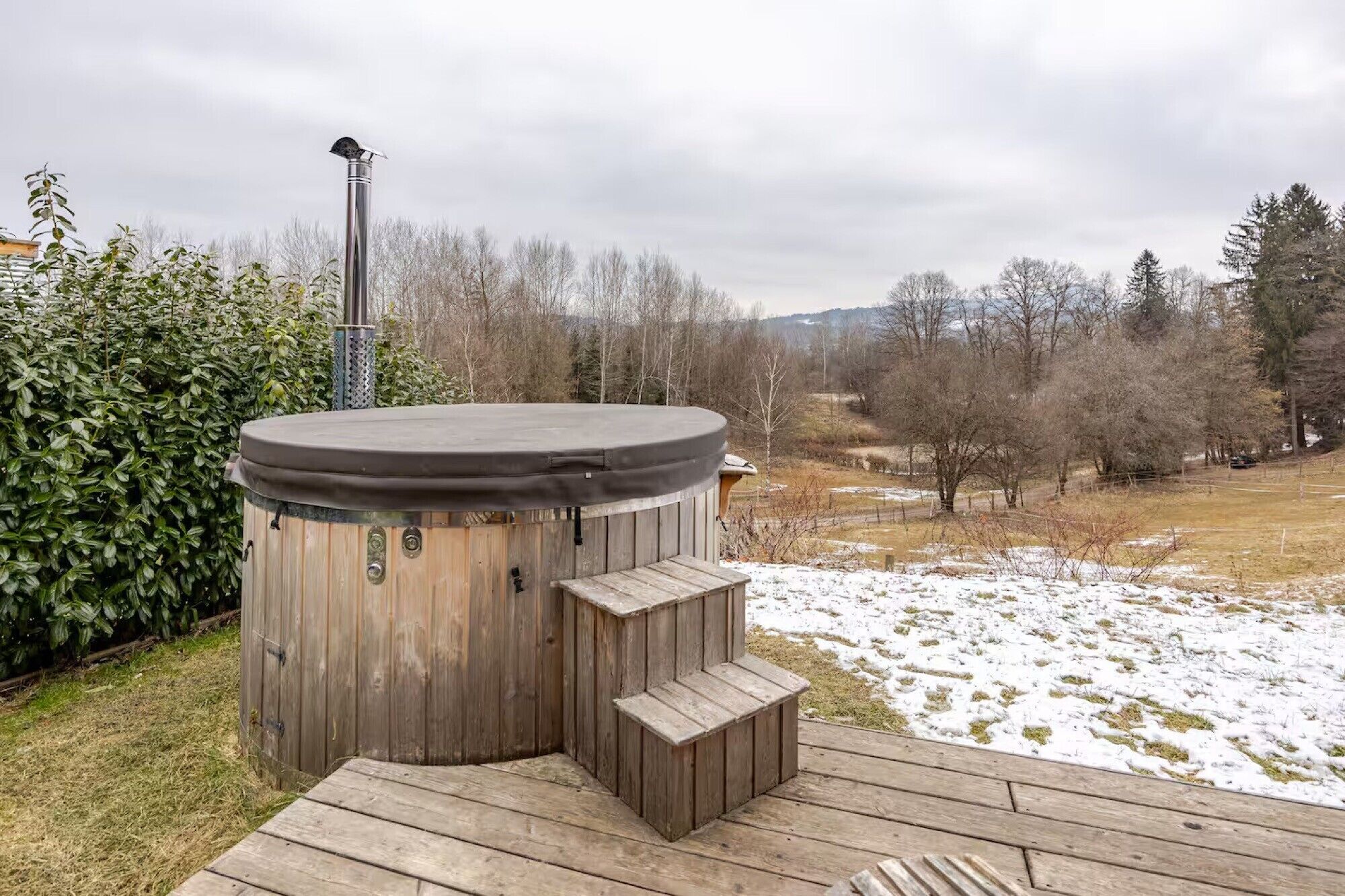 Bañera de hidromasaje al aire libre