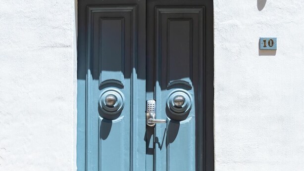Puertas dobles con una placa numérica que indica el número 10.