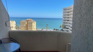 Ein Balkon mit Blick auf das Meer und Gebäude.