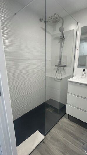 Shower, hair dryer, towels - Resort con piscinas y toboganes, con vistas al mar (Benalmádena)