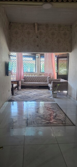 Living area - Luxurious 4-Bedroom Holiday House with Pool Access in Diani Beach (Diani Beach)