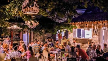 Khu ẩm thực ngoài trời