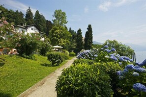 Property grounds - Inaya apartment in Oggebbio with pool (Oggebbio)