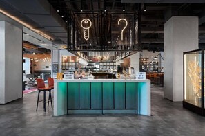 En modern bardel med en neonreklamskylt, barstolar och en bardisk.