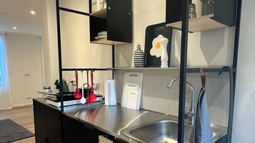 Wasserkocher mit Kaffee-/Teezubehör, Kühlschrank, Herdplatte