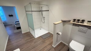 Dusche, Haartrockner, Handtücher, Seife