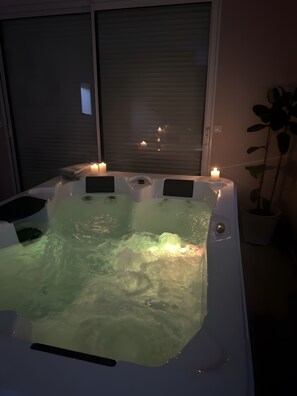 Indoor spa tub