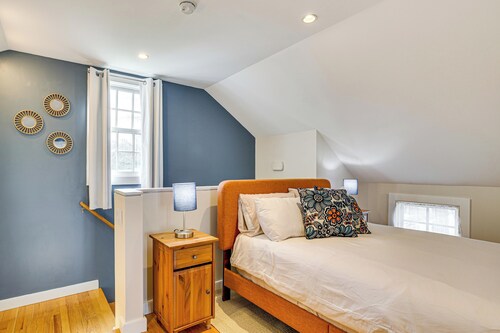 Walk to Coast! Convenient Cottage in Dtwn Madison