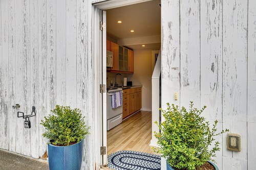 Walk to Coast! Convenient Cottage in Dtwn Madison