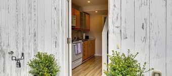 Walk to Coast! Convenient Cottage in Dtwn Madison