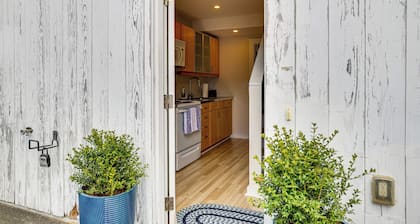 Walk to Coast! Convenient Cottage in Dtwn Madison