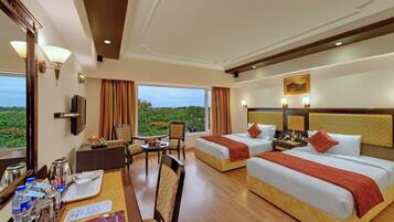 Business Room | In-room safe, desk, blackout drapes, soundproofing