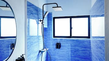 Deluxe kamer, 1 twee- of 2 eenpersoonsbedden | Badkamer | Een douche, handdoeken, zeep, shampoo
