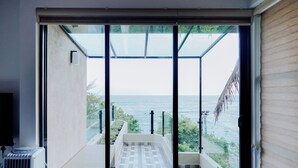 Ein Balkon mit Meerblick, einem Stuhl und einem Heizkörper.