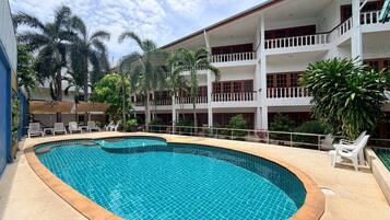 Una piscina al aire libre