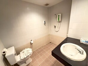 Ein Badezimmer mit Toilette, Waschbecken und Dusche.