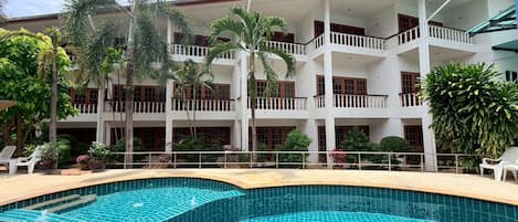 Una piscina al aire libre