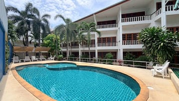 Una piscina al aire libre