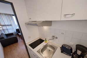 A compact kitchen with a sink, toaster, and coffee maker. - Studio Robert mit Pool und Sauna (Freyung)