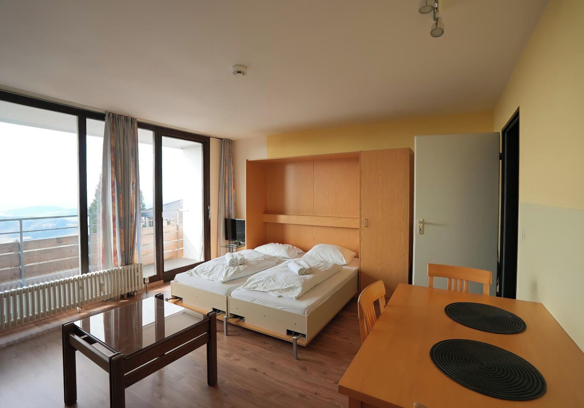 Travel crib, WiFi (free), bed sheets