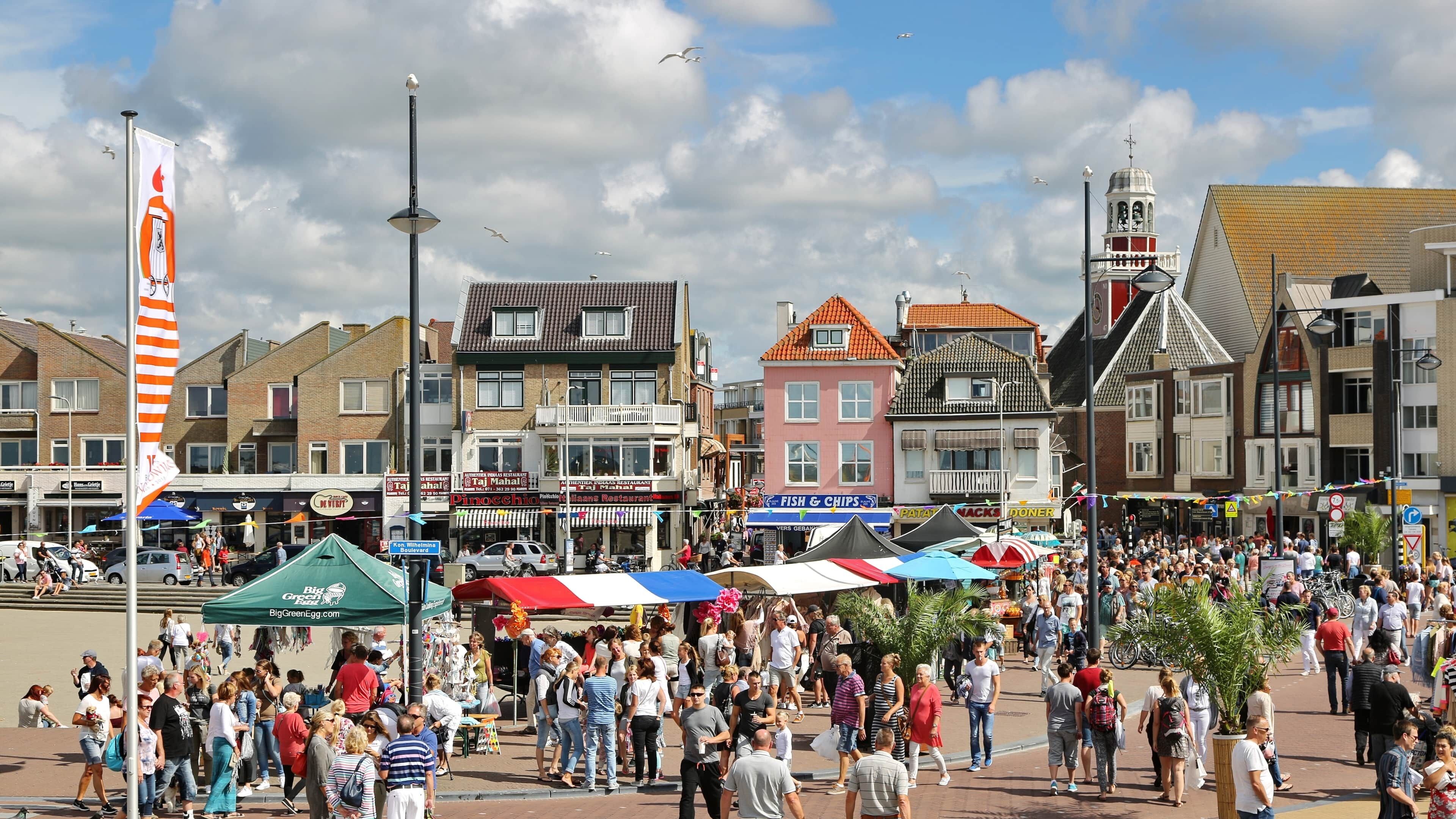 Een levendige openbare markt met diverse kraampjes en mensen.