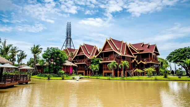 Un bâtiment traditionnel en bois, agrémenté d’un élément décoratif aquatique à l’avant.