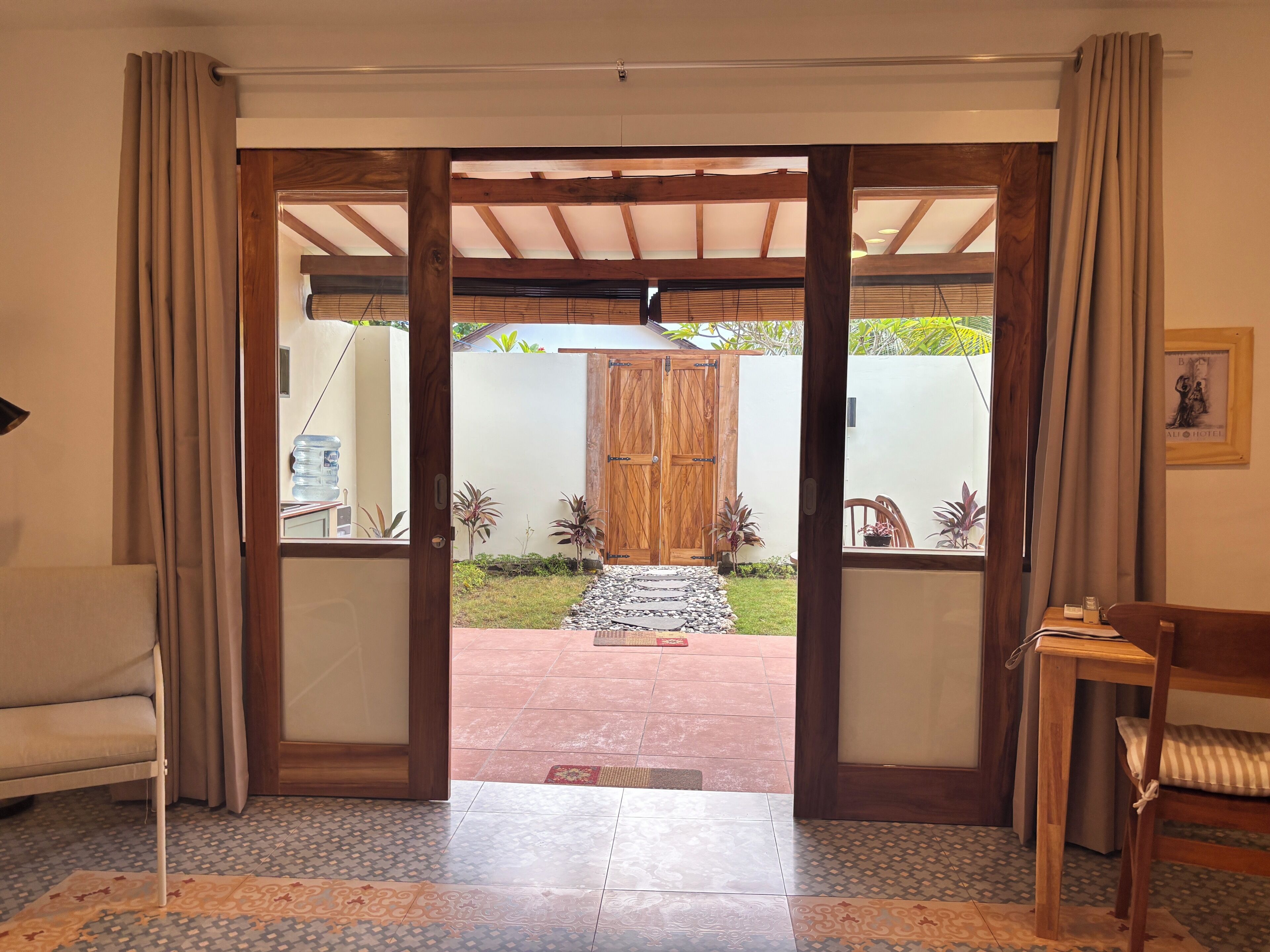 Deluxe Bungalow | Minibar, individually decorated, individually furnished, desk