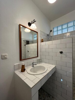 Doppia Standard, vista giardino | Bagno