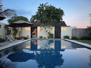 Outdoor pool, pool umbrellas, sun loungers - Living Room Lembongan (Lembongan Island)