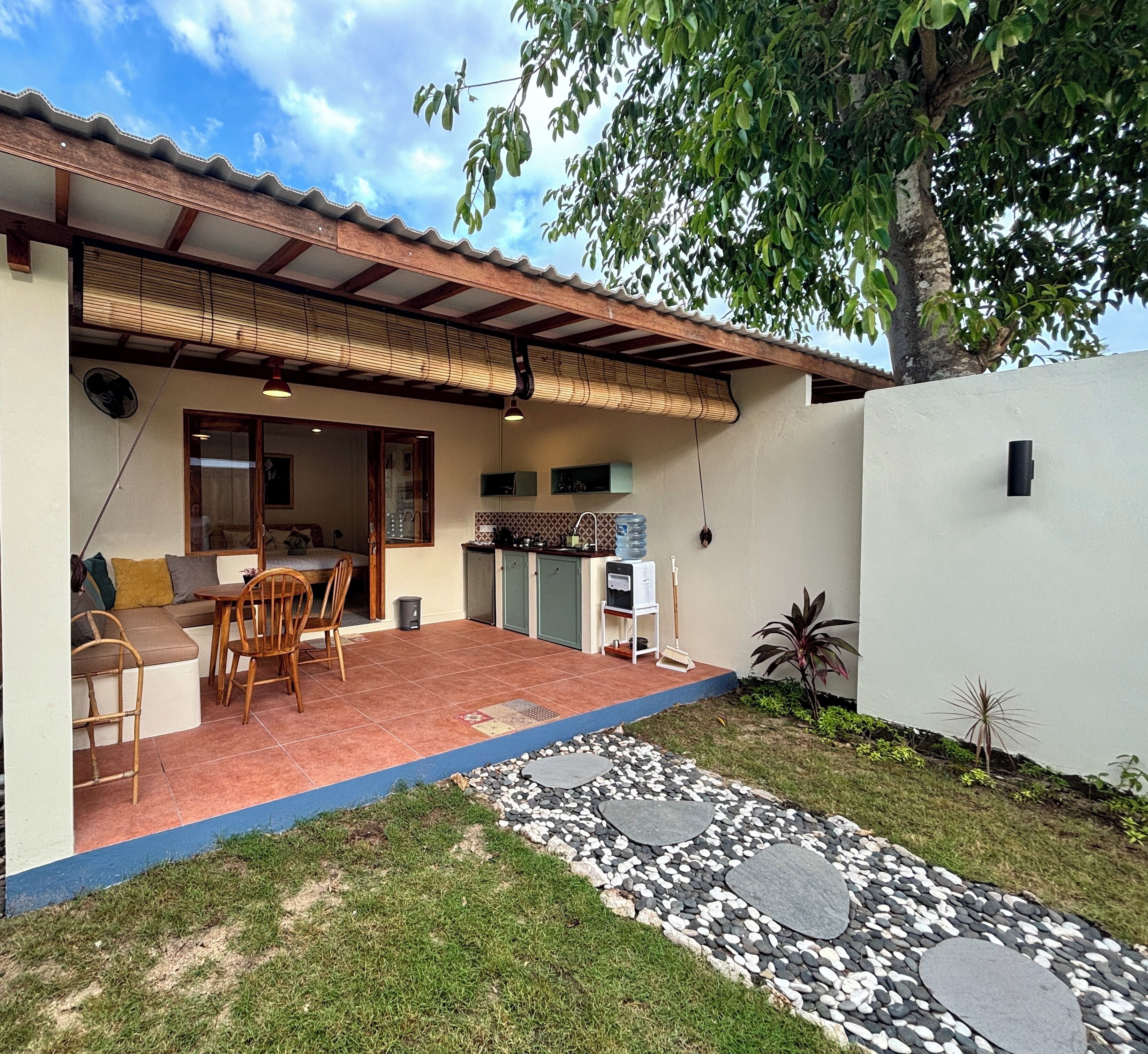 Una casa con patio, comedor y cocina.