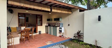 Una casa con patio, comedor y cocina.