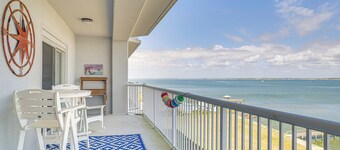 Walk to Ocean! Atlantic Beach Condo w/ Pool Access