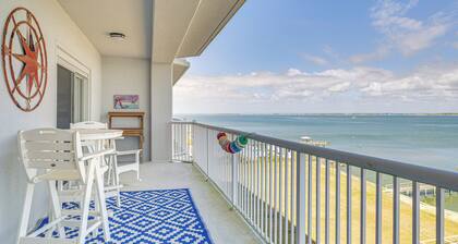 Walk to Ocean! Atlantic Beach Condo w/ Pool Access