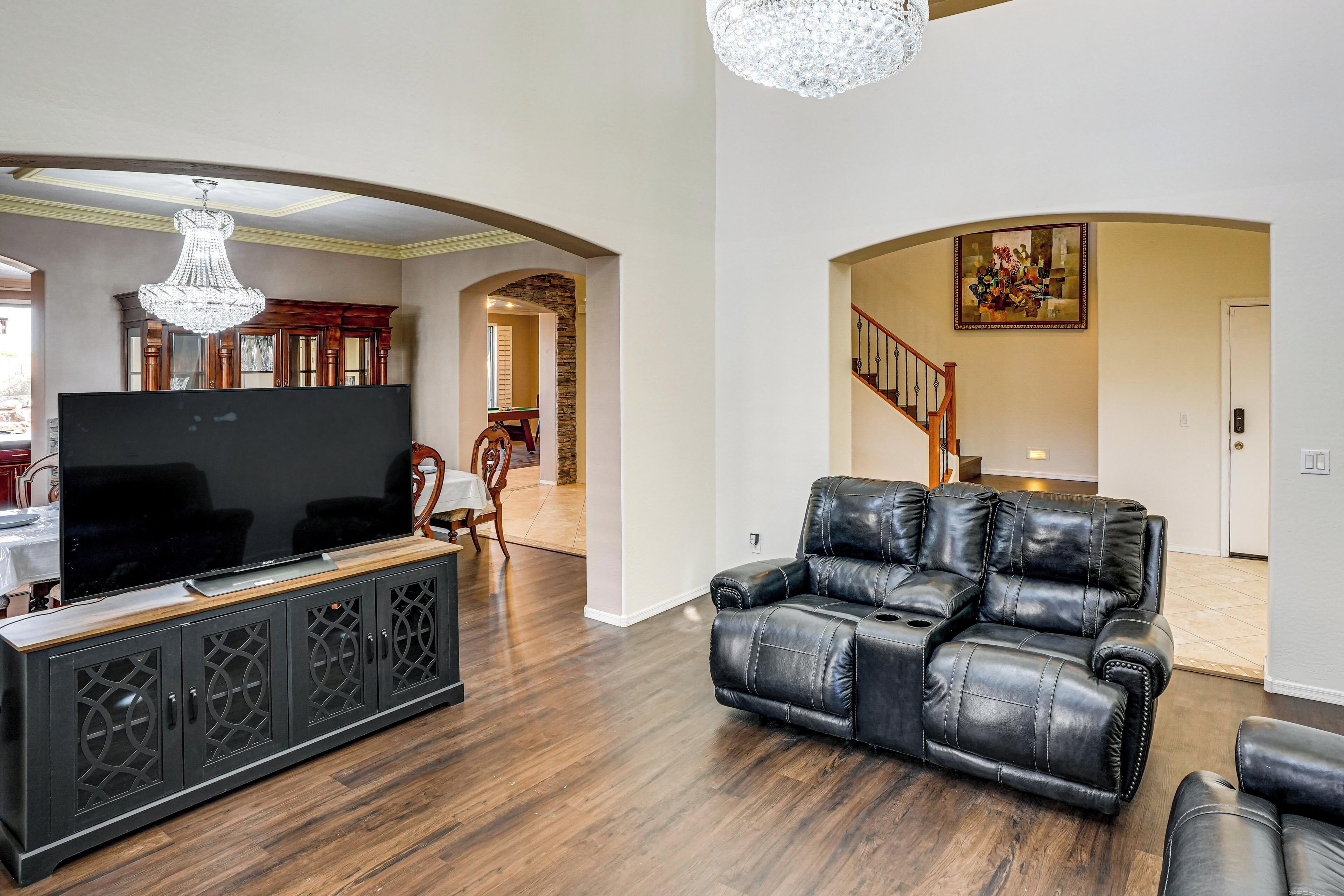 Swim-up Bar & Games! Ultimate Goodyear Group Stay - Goodyear, AZ