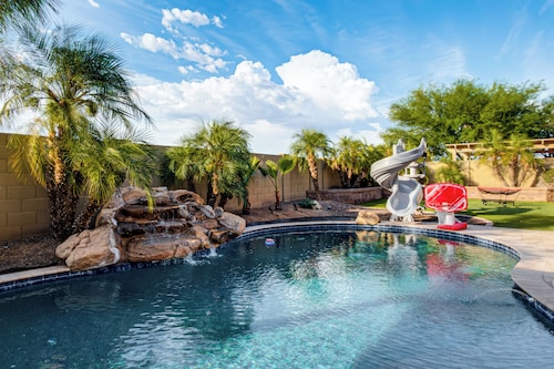 Swim-Up Bar & Games! Ultimate Goodyear Group Stay