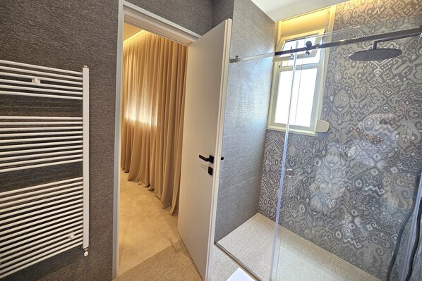 Penthouse familiar, varias habitaciones, frente al mar (La Terrazza Azzurra) | Baño | Regadera, secadora de cabello, bidet, toallas 
