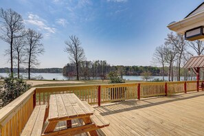 Outdoor dining - Waterfront Home w/ Views on Bear Creek Reservoir! (Statham)