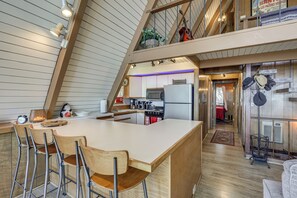 Kylskåp, mikrovågsugn, spishäll och diskmaskin