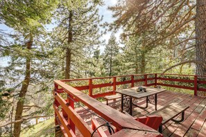 Outdoor dining - Running Springs Retreat: Ski, Hike & Relax! (Running Springs)
