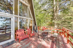 Outdoor dining - Running Springs Retreat: Ski, Hike & Relax! (Running Springs)
