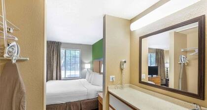 1 King Bed | Non-Smoking, Kitchen