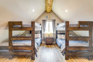 2 bedrooms, iron/ironing board, internet, bed sheets - 'Rustic Cliff Ranch' in Uintah Basin: Dogs Welcome (Fort Duchesne)
