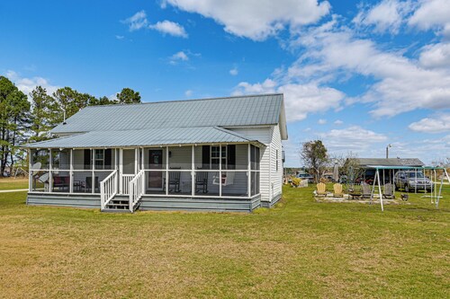 Bring Your Pets! Family-Friendly Gem in Cove City