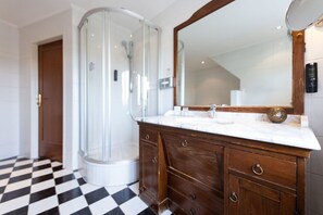 Dusche, Haartrockner, Handtücher