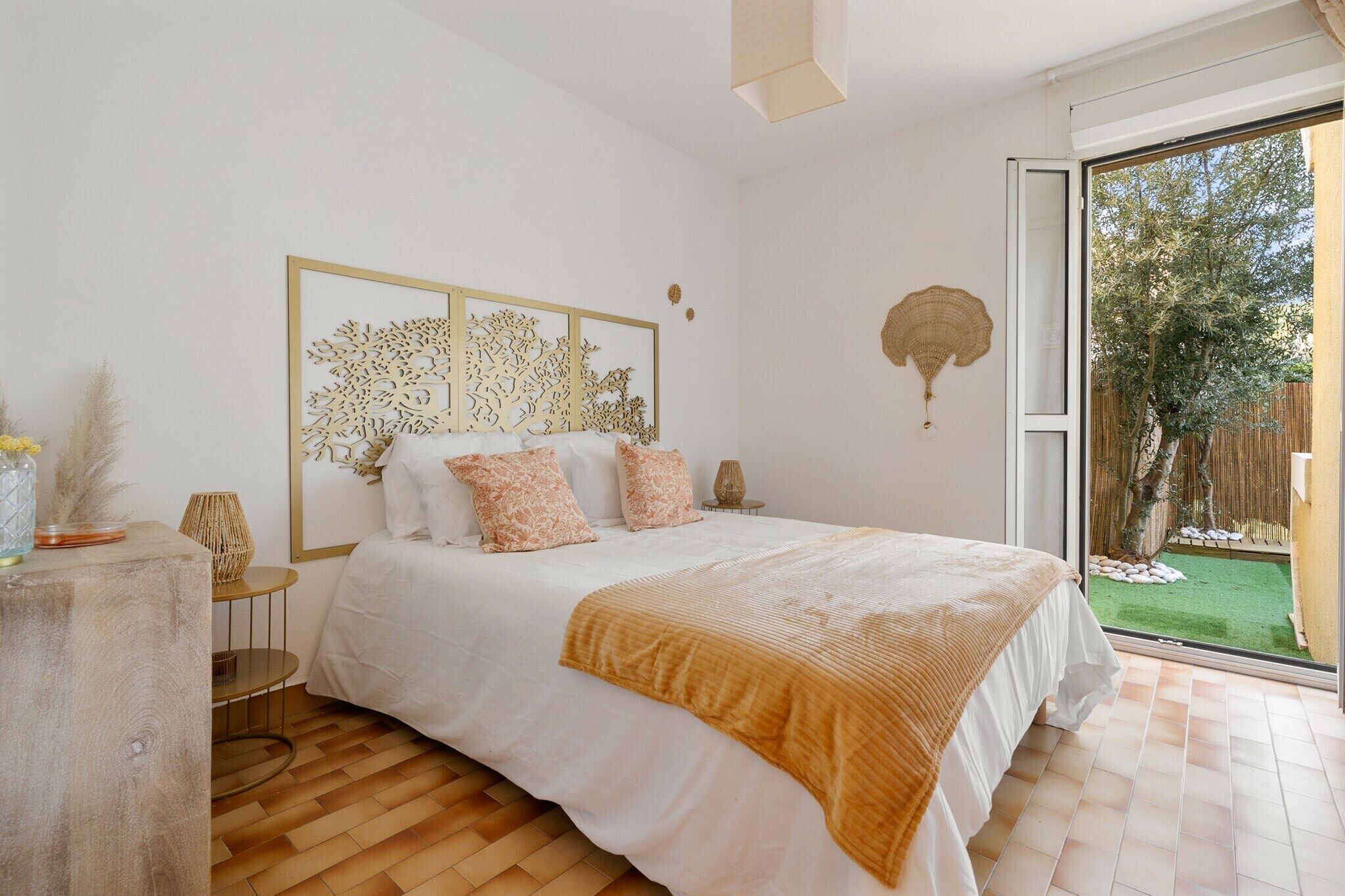 1 habitación y tabla de planchar con plancha 