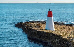 A lighthouse on a rocky outcrop with the sea in the background. - Carry Le Rouet, Proche Plages, Commerces (Carry-le-Rouet)