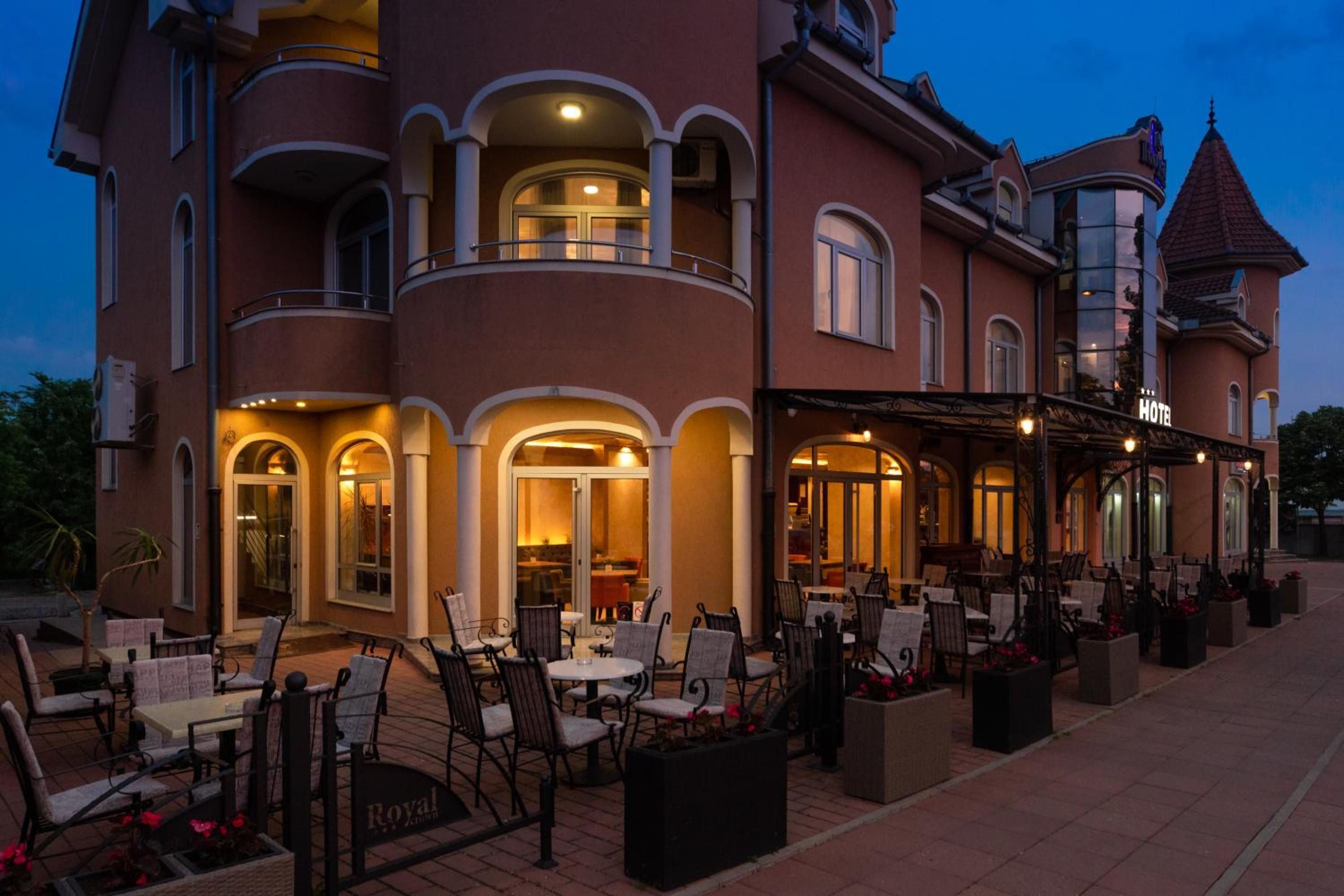 Een hotel met terras en overdekte patio.