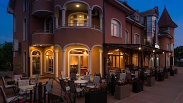 Ein Hotel mit Außenbereich und einer überdachten Terrasse.